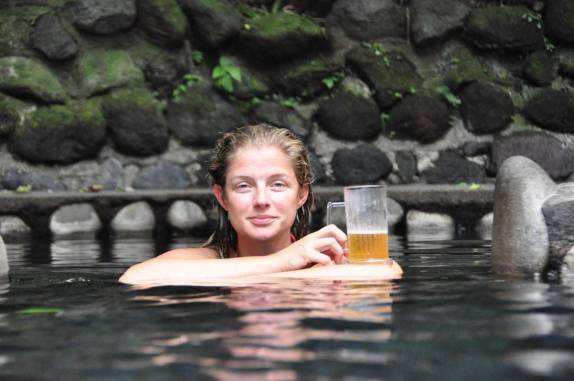 Água quente e cerveja gelada em complexo de águas termais perto de La Fortuna, região do lago Arenal, na Costa Rica